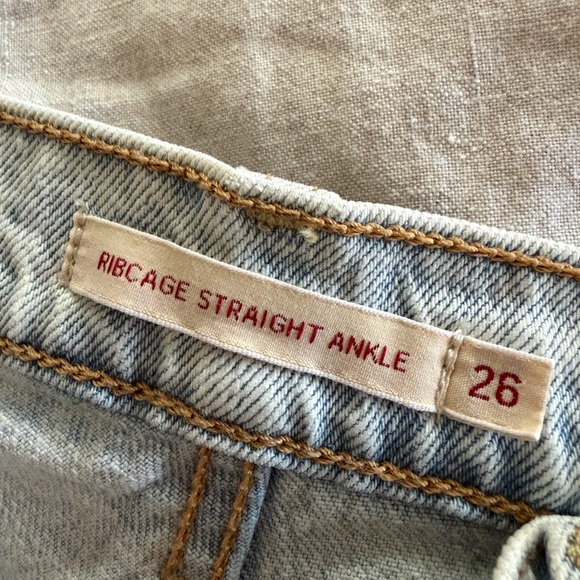 Levi's Women's Rib Cage Light Straight Leg Jeans - Picture 4 of 5